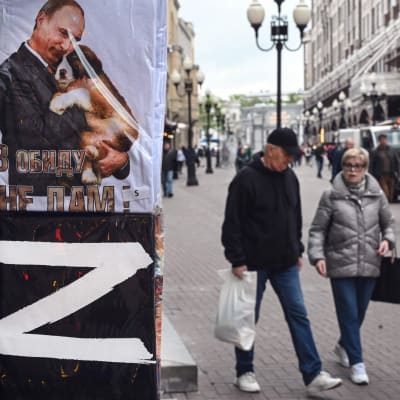 Putin med hund i famnen på presentbutiks affisch