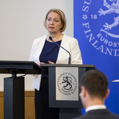 Marja Nykänen talar vid talarstol på Finlands Bank.