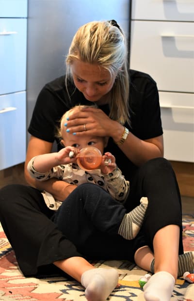 Nina Chydenius hemma med sonen Adrian, 1 år..