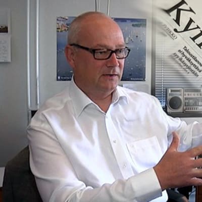 Kymen Sanomien päätoimittaja Juha Oksanen istuu työpöytänsä ääressä
