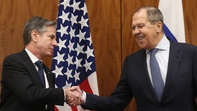 USA:s utrikesminitster Antony Blinken skakar hand med sin ryska kollega Sergej Lavrov.