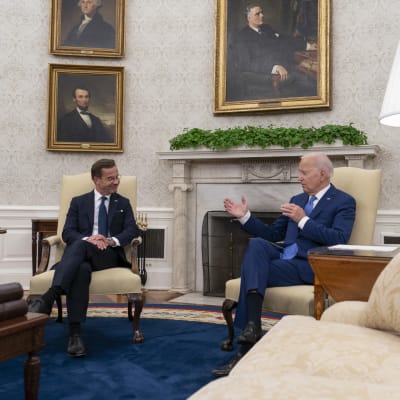 Joe Biden och Ulf Kristersson sitter i fåtäljer i Vita huset och diskuterar.