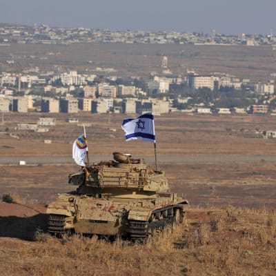 Israels flagga på Golanhöjderna 18.10.2017. Vy över gränsen mot Syrien. 