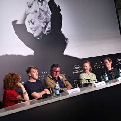 Jussi Vatanen (toinen vasemmalta), Aki Kaurismäki (keskellä) ja Alma Pöysti (toinen oikealta) lehdistötilaisuudessa Ranskan Cannesissa 23. toukokuuta 2023.