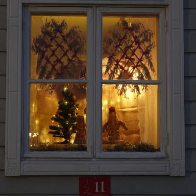 Juldekorationer i ett fönster i Gamla stan i Ekenäs.