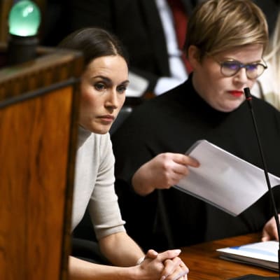 Sanna Marin, Annika Saarikko och Maria Ohisalo ser fundersamma ut på riksdagens frågetimme.