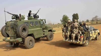 Nigerias armé partullerar i Chibok.