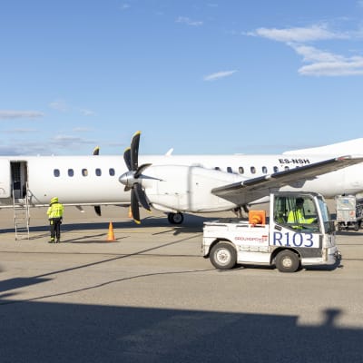 NyxAirin kone odottamassa matkustajia iltalennolle Kemi-Tornion lentoasemalla