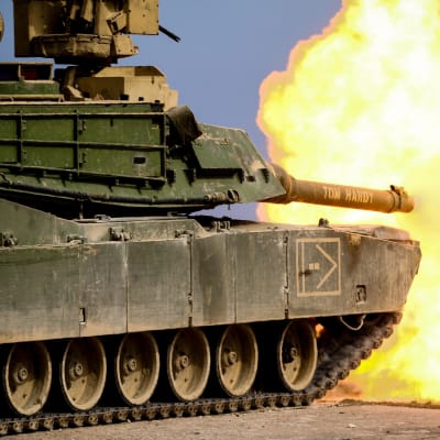M1 Abrams-stridsvagn skjuter, stort eldhav framför stridsvagnen.