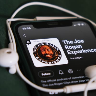 En mobil som spelar podden The Joe Rogan Experience på Spotify.