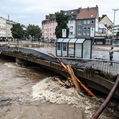 En bro tar emot massiva vattenmassor i Hagen i Tyskland 
