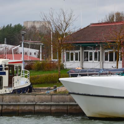Snäckviken i Pargas, i bakgrunden båtar och Hotell Kalkstrand.