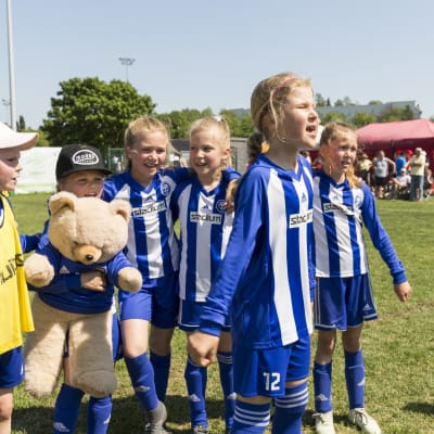HJK Eest tytöt 10v huutaa pelin päätytyyä