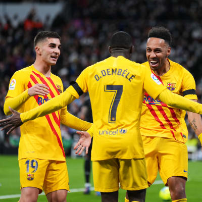 Pedri, Ousmane Dembele ja Pierre-Emerick Aubameyang juhlivat Barcelonan maalia El Clasicossa.