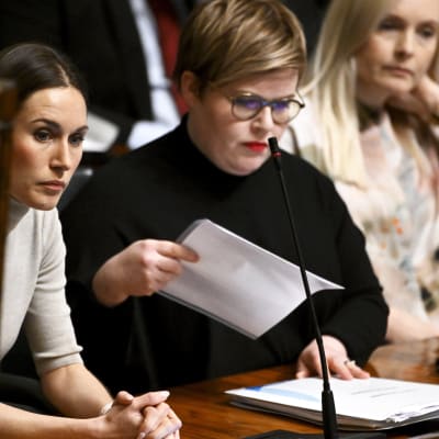 Sanna Marin, Annika Saarikko och Maria Ohisalo ser fundersamma ut på riksdagens frågetimme.