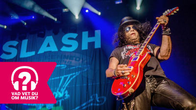 Slash spelar elgitarr.