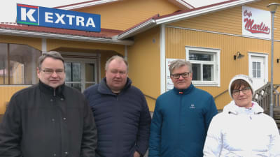 Erik Tasanko, Kaj Berglund, Johan Ingves och Agneta Teir utanför Härkmeris stängda butikshus.