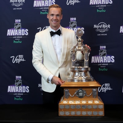 Pekka Rinne med Vezina Trophy under NHL:s prisgala