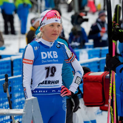 Kaisa Mäkäräinen står och ser besviken ut