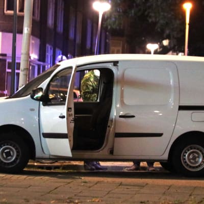 Polisen undersöker en skåpbil med gaskanistrar som påträffades utanför konserthallen. 