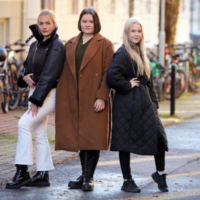 Elisa Sairanen, Johanna Lampinen ja Siiri Kirmanen poseeraavat syysauringossa.