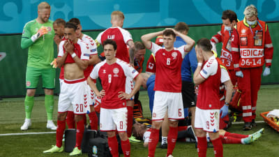 Danmarks spelare ser förkrossade ut efter Christian Eriksens hjärtstopp.