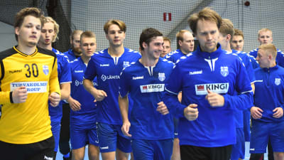 Finlands herrlandslag i handboll värmer upp i grupp under ett träningspass hösten 2019.