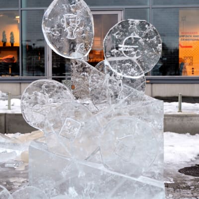 FM i isskulptering vid Konstfabriken i Borgå 2015.