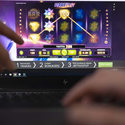 Lähikuva läppärillä pelattavasta rahapelistä netissä.