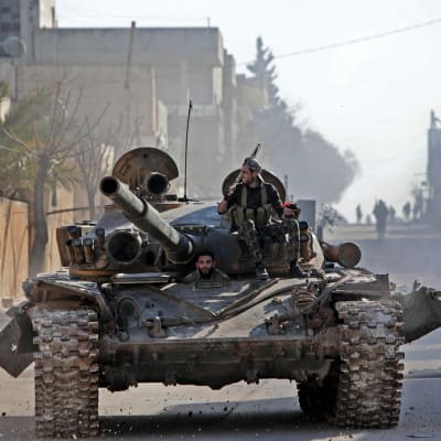 Turkiskstödda syriska krigare rullade in i Saraqeb, en strategiskt viktig stad i Idlib, på torsdagen. Det var ett bakslag för de ryskstödda regeringsstyrkorna att rebellerna lyckades återta staden. 