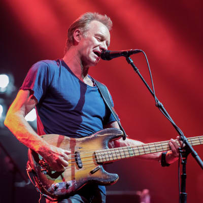 Sting lavalla basson kanssa. Kuva Pariisin-konsertista 2017.