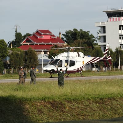 En helikopter med en eller flera pojkar som räddats ur Tham Luang-grottan landar.