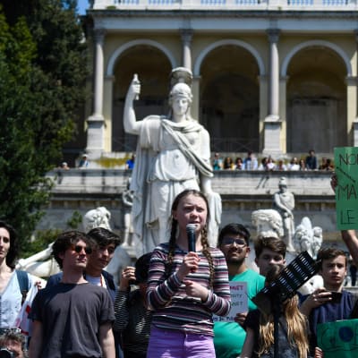 Greta Thunberg demonstrerar tillsammans med andra ungdomar  i Rom på Piazza del Popolo 19.4.2019
