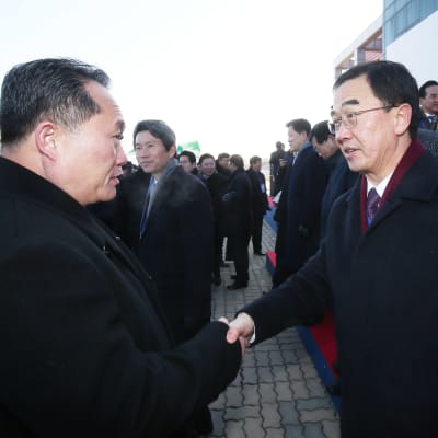 Nordkoreas nya, hårdföra utrikesminister Ri Son-Gwon (till vänster) skakar hand med Sydkoreas återföreningsminister Cho Myoung-Gyon 