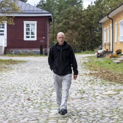 Teuvo Piironen kävelee Lappeenrannan linnoituksessa