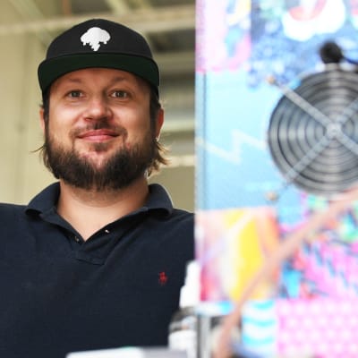 Christian Holmlund poserar vid en apparat.