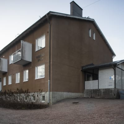 En brun byggnad med texten "Bobäcks skola". 