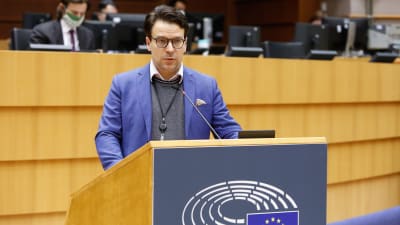 Ville Niinistö i talarstolen i Europaparlamentet. 
