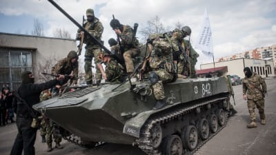 Proryska beväpnade män och ett pansarfordon i Slovjansk