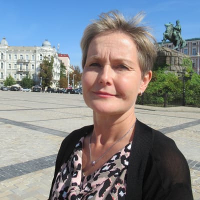 Finlands Ukraina-ambassadör Päivi Laine på torg i Kiev.