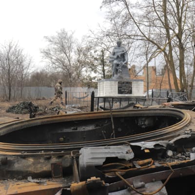 Tuhoutuneen venäläisen panssarivaunun romua toisen maailmansodan muistomerkin edustalla Kiovan lähistöllä.