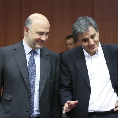 Greklands finansminister Eucleidis Tsakalatos (till höger) och EU-kommissionären med ansvar för finansiella frågor, Pierre Moscovici, vid finansministermötet i Bryssel den 9 maj 2016.