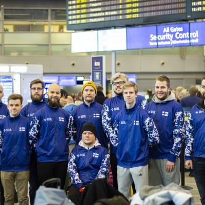 Suomen e-urheilumaajoukkue lentokentällä.