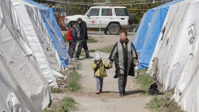 Ukrainska civila som evakuerades från Azovstal i Mariupol i ett flyktingläger i byn Bezimenoje.