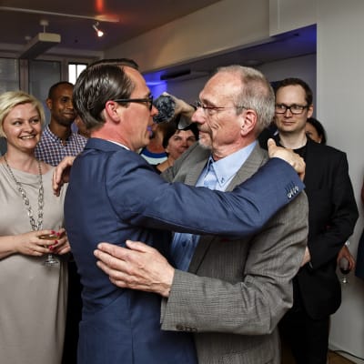 Patiordförande Carl Haglund kramar om Nils Torvalds på SFP:s valvaka.
