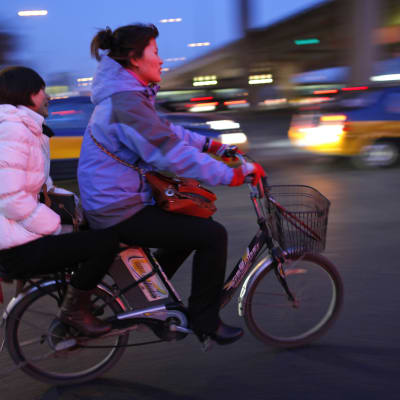 Kiinalaisia tyttöjä pyöräilemässä