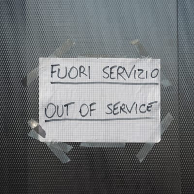 Skylt som säger "ur funktion" på italienska och engelska.