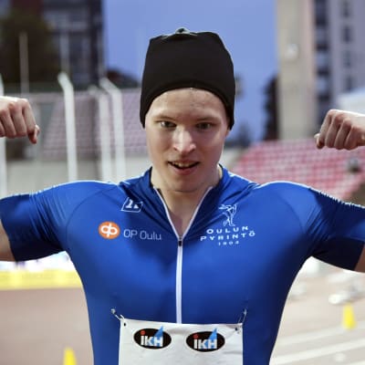 Samuel Purola poseeraa miesten 100 metrin juoksun jälkeen Kalevan kisoissa Tampereella lauantaina 28. elokuuta 2021.