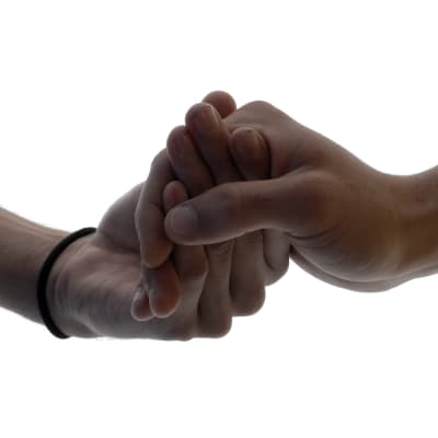 Två män håller hand.