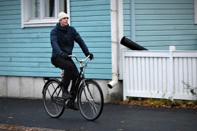 Joel Blomqvist på cykel i Uleåborg.